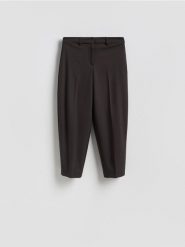 Spodnie barrel leg - ciemnobrązowy. Brązowe spodnie materiałowe damskie Reserved, bez wzorów, z tkaniny. Za 139.99 zł.