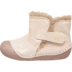 Skórzane buty w kolorze jasnoróżowym do nauki chodzenia. Czerwone buciki dla niemowląt Primigi, ze skóry, bez zapięcia. W wyprzedaży za 129.95 zł.