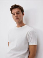 Bawełniany t-shirt regular fit - złamana biel. T-shirty męskie Reserved, l, bez wzorów, z bawełny, bez kołnierzyka. W wyprzedaży za 39.99 zł.