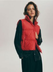 Krótka pikowana kamizelka - czerwony. Czerwone kamizelki damskie Reserved, l, z tkaniny, krótkie. W wyprzedaży za 49.99 zł.