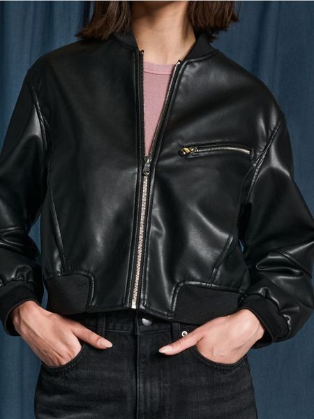 Kurtka bomberka - czarny. Czarne kurtki damskie Sinsay, l, bez wzorów, ze skóry, bez kaptura. W wyprzedaży za 29.99 zł.