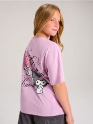 Koszulka z nadrukiem na plecach Hello Kitty - fioletowy. Fioletowe koszulki dziewczęce Sinsay, l, bez wzorów, bez ramiączek. Za 17.99 zł.