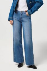 DAMSKIE SPODNIE WRANGLER WORLD WIDE CAROLINA 112371185. Spodnie materiałowe damskie Wrangler, bez wzorów, z jeansu. Za 219.99 zł.