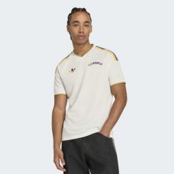 Koszulka wyjazdowa Wenezuela 26. Białe t-shirty damskie Adidas, xl, bez wzorów, z dzianiny, bez kołnierzyka. Za 439.00 zł.