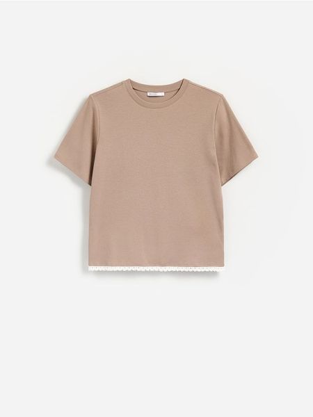 T-shirt z ozdobnym wykończeniem - beżowy. Brązowe t-shirty damskie Reserved, l, bez wzorów, z bawełny, bez kołnierzyka. W wyprzedaży za 27.99 zł.