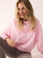 Bawełniana bluza z napisem - pastelowy róż. Czerwone bluzy bez kaptura damskie Reserved, l, z bawełny. Za 99.99 zł.
