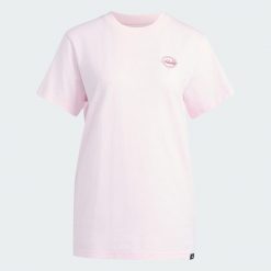 Koszulka Travel Loose Graphic. Czerwone t-shirty damskie Adidas, l, bez wzorów, z bawełny, bez kołnierzyka. Za 129.00 zł.