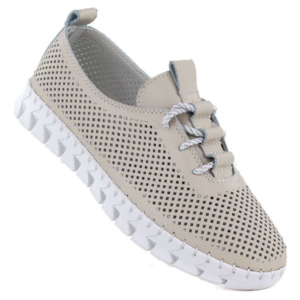 Skórzane półbuty damskie slip on ażurowe komfortowe beżowe Evento 8654. Brązowe półbuty damskie Evento, w ażurowe wzory, ze skóry, bez obcasa. Za 54.00 zł.