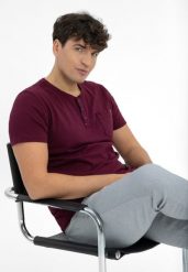 T-shirt z rozpinanym dekoltem TM-HUBRIS. Czerwone t-shirty męskie Volcano, m, bez wzorów, z bawełny, bez kołnierzyka. Za 69.99 zł.