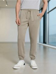 Spodnie dresowe ze ściągaczami - beżowy. Brązowe spodnie sportowe męskie Sinsay, z dresówki. Za 29.99 zł.