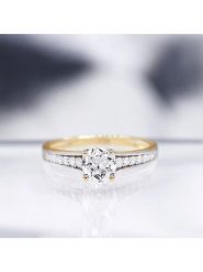 DIAMOND & CO Złoty pierścionek "Kriva" z diamentami i topazem rozmiar: 56. Żółte pierścionki damskie Diamond & Co, z diamentem, złote. Za 2,061.86 zł.