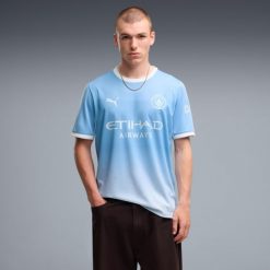 Koszulka do piłki nożnej Manchester City Home 26/27. Niebieskie t-shirty sportowe męskie Puma, m, z materiału, bez ramiączek, do piłki nożnej. Za 439.99 zł.