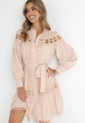 Jasnobeżowa Sukienka Koszulowa Semiphae. Brązowe sukienki damskie Born2be, na co dzień, l, z aplikacjami, eleganckie, bez kołnierzyka, bez ramiączek, midi, koszulowe. W wyprzedaży za 199.99 zł.