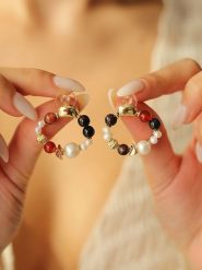 Pierres delicates Pozłacane kolczyki-wkrętki z perłami i agatami rozmiar: onesize. Białe kolczyki damskie Pierres delicates, z agatem, pozłacane. Za 39.99 zł.