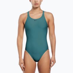 Strój pływacki jednoczęściowy damski Nike Logo Tape Fastback. Zielone stroje jednoczęściowe damskie Nike, xs, bez wzorów. Za 169.99 zł.