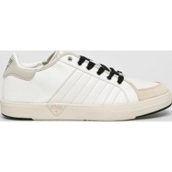 Guess Jeans - Buty. Białe buty sportowe na co dzień męskie Guess Jeans, z gumy, bez zapięcia. W wyprzedaży za 299.90 zł.