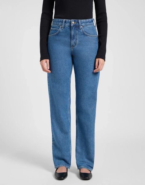 DAMSKIE SPODNIE LEE RIDER CLASSIC MEDIUM BLUE 112370910. Niebieskie spodnie materiałowe damskie Lee, bez wzorów, z jeansu. Za 219.99 zł.