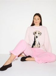 Spodnie z falbanką - pastelowy róż. Czerwone spodnie materiałowe damskie Reserved, bez wzorów, z bawełny. Za 179.99 zł.