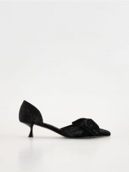 Czółenka na obcasie kitten - czarny. Czarne czółenka damskie Reserved, bez wzorów, z zamszu, bez obcasa, na obcasie. W wyprzedaży za 99.99 zł.