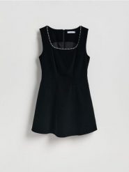 Sukienka mini ze zdobieniem - czarny. Czarne sukienki damskie Reserved, l, z aplikacjami, z tkaniny, bez kołnierzyka, bez ramiączek, mini, rozkloszowane. Za 149.99 zł.