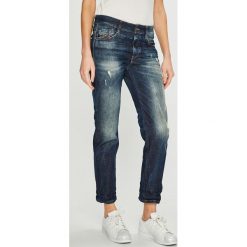 Diesel - Jeansy Rifty. Niebieskie jeansy damskie Diesel, z obniżonym stanem. W wyprzedaży za 499.90 zł.
