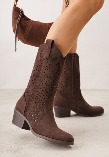 Brązowe Botki Kowbojki na Słupku z Ażurową Cholewką Ravsemi. Brązowe botki damskie Renee, z jeansu, bez obcasa, na obcasie, bez zapięcia. Za 149.99 zł.