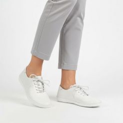 Półbuty damskie S.Barski, lekka konstrukcja perforowana cholewka sznurowanie elastyczna podeszwa miękkie wnętrze, białe, LR61-7079. Białe półbuty damskie S.BARSKI, bez wzorów, z jeansu, klasyczne, bez obcasa, na płaskiej podeszwie. Za 179.00 zł.