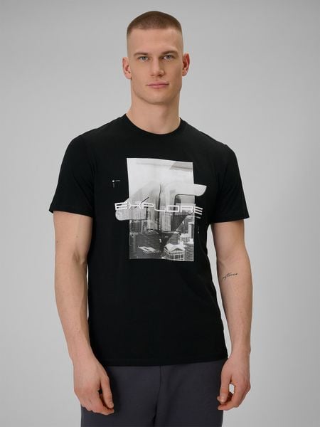 4F T-shirt regular z nadrukiem męski - czarny S. Czarne t-shirty męskie 4f, m, bez wzorów, z dzianiny, bez kołnierzyka. Za 69.99 zł.
