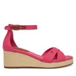 Sandały Tommy Hilfiger. Czerwone sandały damskie Tommy Hilfiger, bez wzorów, bez obcasa, na koturnie. Za 279.99 zł.