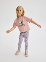 T-shirt Hello Kitty - różowy. Czerwone koszulki dziewczęce Reserved, m, bez wzorów, z bawełny, bez ramiączek. W wyprzedaży za 29.99 zł.
