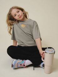 4F T-shirt loose z nadrukiem dziewczęcy - beżowy 146/152 (10-12 lat). Brązowe koszulki dziewczęce 4f, bez wzorów, z bawełny, bez ramiączek. Za 59.99 zł.