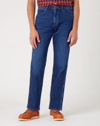 Spodnie jeansowe męskie WRANGLER FRONTIER DANCING WATER. Niebieskie spodnie materiałowe męskie Wrangler, bez wzorów, z jeansu, biznesowe. Za 132.99 zł.