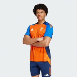 Koszulka Juventus Tiro 24 Competition Training. Niebieskie t-shirty sportowe męskie Adidas, s, z materiału, bez ramiączek, do piłki nożnej. W wyprzedaży za 174.30 zł.