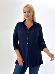 Elegancka zapinana granatowa koszula PLUS SIZE XXL. Koszule damskie Nasi partnerzy, plus size, bez wzorów, z bawełny, eleganckie, bez kołnierzyka, plus size, bez ramiączek. Za 199.90 zł.