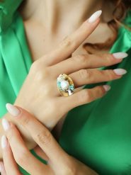 L'Atelier de Gaia Pozłacany pierścionek z perłą i turkusami rozmiar: onesize. Białe pierścionki damskie L'Atelier de Gaia, z perłą, pozłacane. Za 39.99 zł.