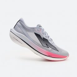 Buty do biegania z płytką karbonową męskie Kiprun Kipstorm Challenger. Białe obuwie do biegania damskie KIPRUN. Za 599.99 zł.