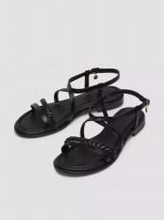 S.Oliver Sandały w kolorze czarnym rozmiar: 39. Czarne sandały damskie S.Oliver, bez wzorów, bez obcasa. Za 140.20 zł.