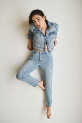 Jeansy niebieskie z prostą nogawką. Niebieskie jeansy damskie MOODO. W wyprzedaży za 31.99 zł.