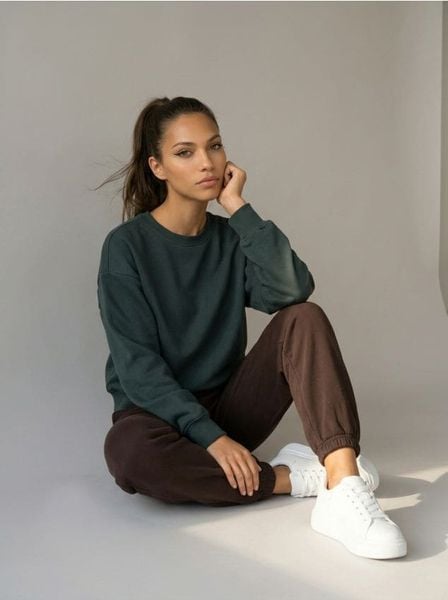 Spodnie dresowe jogger z napisem - brązowy. Brązowe spodnie sportowe damskie Sinsay, l, z dresówki. Za 39.99 zł.
