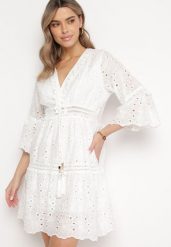 Biała Bawełniana Sukienka w Stylu Boho z Ażurowym Wzorem Elsenia. Białe sukienki damskie Born2be, na imprezę, na lato, w ażurowe wzory, z bawełny, boho, bez kołnierzyka, bez ramiączek, mini. W wyprzedaży za 103.99 zł.
