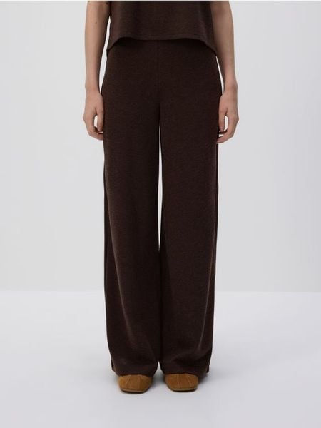 Dzianinowe spodnie - ciemnobrązowy. Brązowe spodnie materiałowe damskie Reserved, bez wzorów, z dzianiny. W wyprzedaży za 79.99 zł.