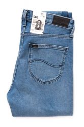 SPODNIE LEE DAMSKIE ELLY LT FINISH L305LTJT 112106111. Niebieskie spodnie materiałowe damskie Lee, z aplikacjami, z jeansu. W wyprzedaży za 89.99 zł.