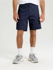 Szorty chino - granatowy. Niebieskie szorty męskie Sinsay, z jeansu, bez kołnierzyka. W wyprzedaży za 39.99 zł.