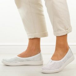 Białe skórzane Polskie półbuty damskie Gregors 1189. Białe półbuty damskie GREGORS, bez wzorów, z jeansu, casualowe, z okrągłym noskiem, bez obcasa, na płaskiej podeszwie. Za 379.00 zł.