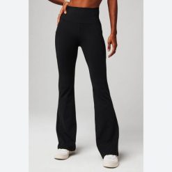 Spodnie damskie z rozszerzanym dołem Fabletics Oasis. Czarne spodnie sportowe damskie FABLETICS, xl, z elastanu, na fitness i siłownię. Za 318.80 zł.