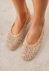 Ciemnobeżowe Baleriny z Odkrytą Piętą i Plecioną Cholewką Elledra. Brązowe baleriny damskie Born2be, bez wzorów, z jeansu, bez obcasa, na płaskiej podeszwie. Za 99.99 zł.