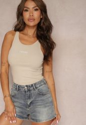 Niebieskie Bawełniane Szorty Denimowe High Waist Kaivima. Niebieskie szorty damskie Renee, bez wzorów, z bawełny, eleganckie, z podwyższonym stanem. Za 74.99 zł.