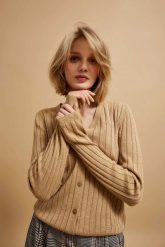 Sweter ozdobiony metaliczną nitką. Swetry klasyczne damskie MOODO, m, bez kołnierzyka. W wyprzedaży za 35.99 zł.