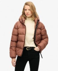 Superdry Pikowana kurtka sportowa z kapturem – 100% poliester z recyklingu. Brązowe kurtki treningowe męskie Superdry., bez wzorów, z materiału. Za 559.35 zł.