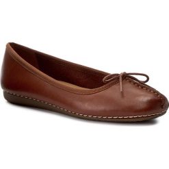 Baleriny CLARKS - Freckle Ice 203529304 Dark Tan Lea. Brązowe baleriny damskie Clarks, z aplikacjami, z materiału, bez obcasa. W wyprzedaży za 209.00 zł.